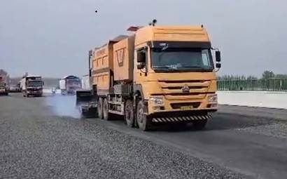 Product features of synchronous gravel seal vehicle